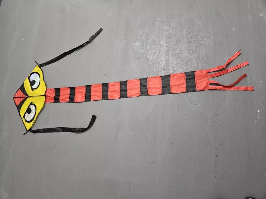 Deluxe Bird Scare Kite with 29 ft Pole