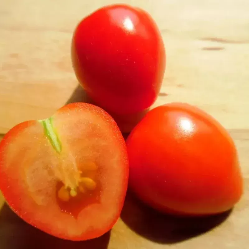 Gardener’s Sweetheart Tomato Seeds Organic (Solanum lycopersicum) – Sweet, heart-shaped tomatoes for fresh eating, called Sweetheart Cherry Tomato